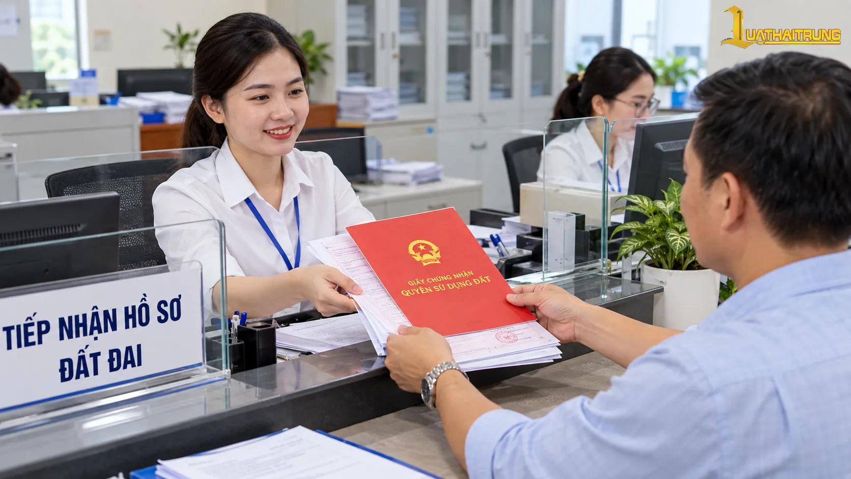 Sang tên sổ đỏ: Điều kiện, hồ sơ và lưu ý pháp lý | Luật Hải Trung